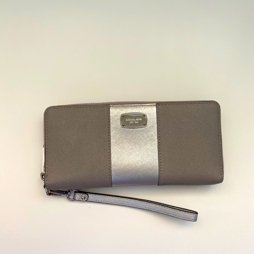 🔥SALE🔥 Michael Kors Zipply Long Wallet
